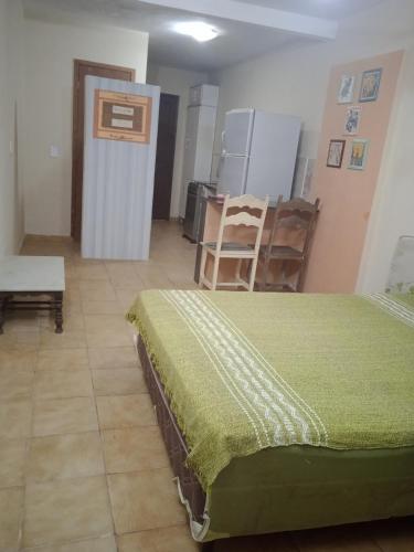 Voodi või voodid majutusasutuse Cozy studio apartment close to the beach and everything! toas