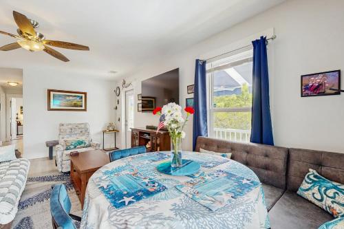 una sala de estar con una mesa y un sofá en Big Pine Escape, en Little Torch Key