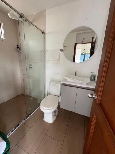 une salle de bain avec toilettes, lavabo et miroir dans l'établissement Xie House, à Ubalá