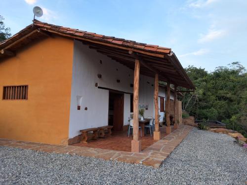 a building with a patio and a table outside at Casa Ángel in Barichara