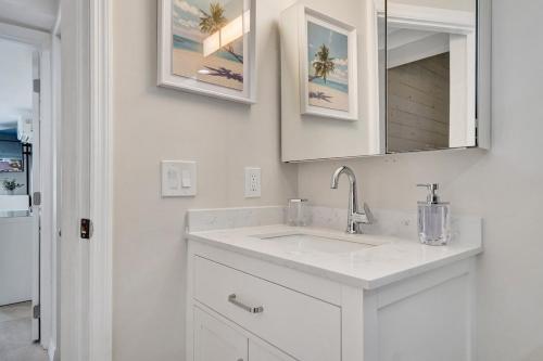 Fotografie z fotogalerie ubytování Beach Family Tiki Villa Walk to Beach Heated Pool v destinaci Pompano Beach