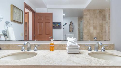 a bathroom with two sinks and a large mirror at Las Palomas 2 BR 2 BA Diamante 707 in Puerto Peñasco
