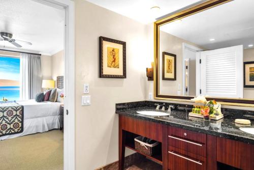 une salle de bain avec deux lavabos et un grand miroir dans l'établissement 3-Bedroom Villas at Honua Kai Konea by KBM, à Kaanapali Airport