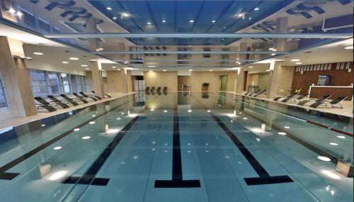 Bazén v ubytování Spacious 2BR Retreat for Families & Friends near City Center nebo v jeho okolí