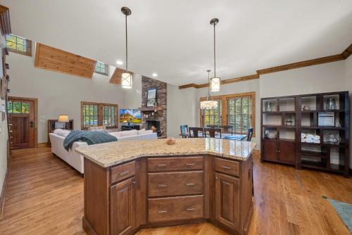 una cucina con ampia isola in soggiorno di Our Evergreen Retreat a Boone Fork