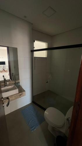 a bathroom with a shower and a toilet and a sink at Apartamento Completo com 2 Camas in Euclides da Cunha