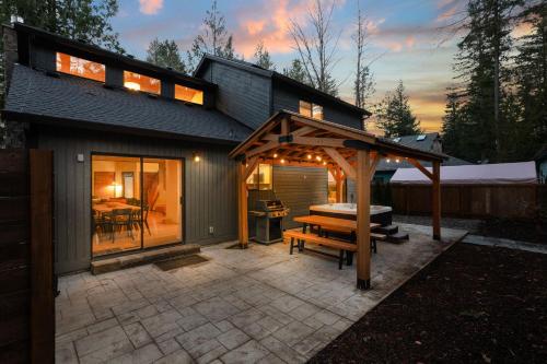 ein Haus mit einem Pavillon auf einer Terrasse in der Unterkunft Stay Portland - Alpine Retreat Hot Tub, Fire Pit & Game Room in Rhododendron