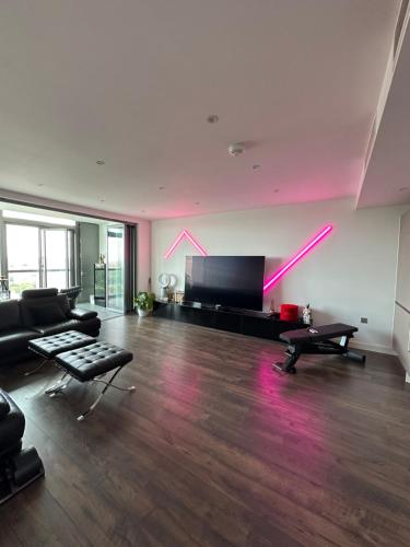 Μια τηλεόραση ή/και κέντρο ψυχαγωγίας στο Stylish City AP - London Views