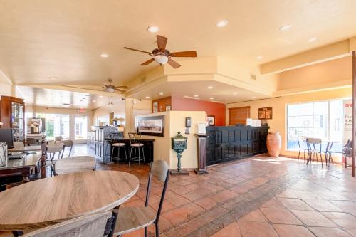 a large living room with a ceiling fan and a table at Historic Coronado Motor Hotel by OYO in Yuma