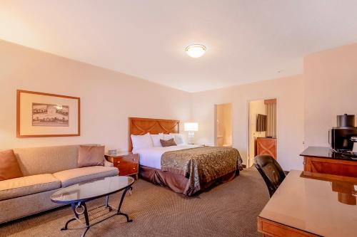 Ένα ή περισσότερα κρεβάτια σε δωμάτιο στο Historic Coronado Motor Hotel by OYO