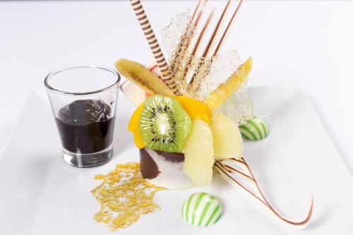 a vase filled with fruit and a glass of drink at Pickalbatros Aqua Blu Sharm El Sheikh in Sharm El Sheikh