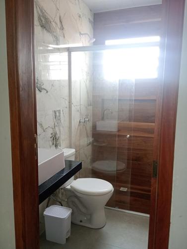 un bagno con wc, lavandino e doccia di Your New Home a Belém