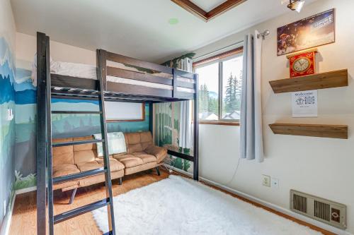 une chambre avec des lits superposés et un canapé dans une pièce dans l'établissement Fire Pit and Mountain Views Outdoorsy PNW Escape, à Gold Bar