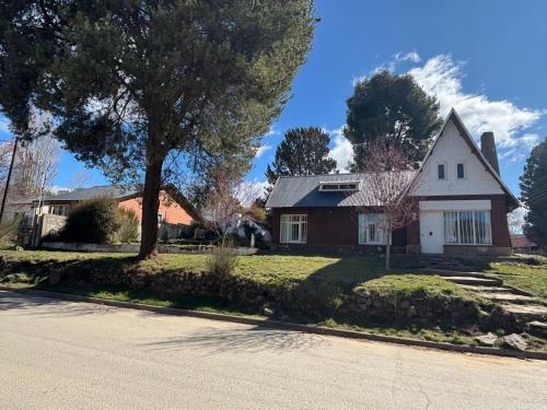 ein Haus an der Seite einer Straße in der Unterkunft Cabaña para 4 personas, zona centro, vista al Rio Aluminé in Aluminé