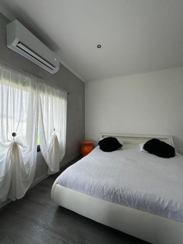 Postel nebo postele na pokoji v ubytování EMLAVIE - Maison familiale OU Loft SPA - à 3km Futuroscope