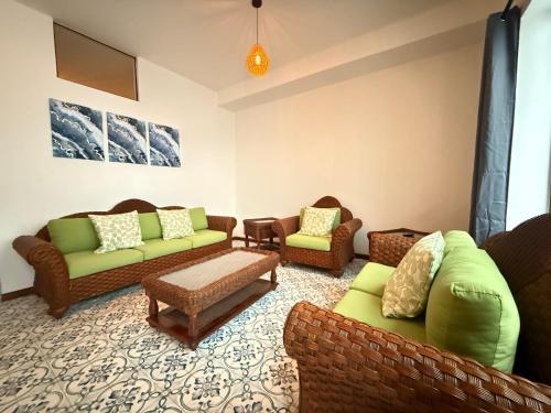 a living room with couches and chairs at Am Cinco Condesa in Mexico City