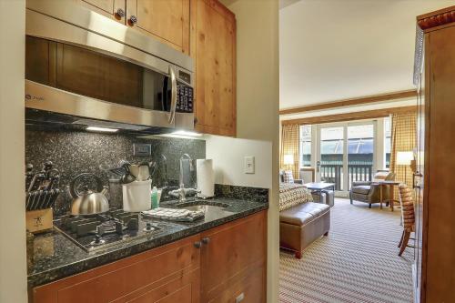 une cuisine avec un comptoir et un salon dans l'établissement Studio 373 at The Lodge at Spruce Peak, à Stowe Mountain