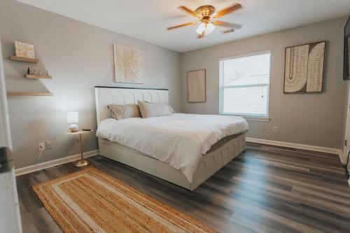 Ένα ή περισσότερα κρεβάτια σε δωμάτιο στο Beautiful Updated Home with Pool