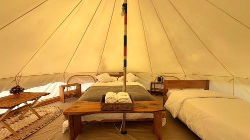 a room with two beds in a tent at QuillaGlamping in Píllaro