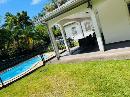 Swimmingpoolen hos eller tæt på Le Calouni entre mer et volcan