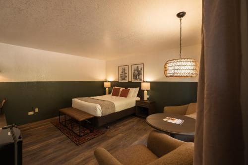 une chambre d'hôtel avec un lit et un salon dans l'établissement Glen Ayr Resort, à Hoodsport