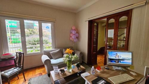 a living room with a television and a couch at Casona Quintamar 6 norte in Viña del Mar