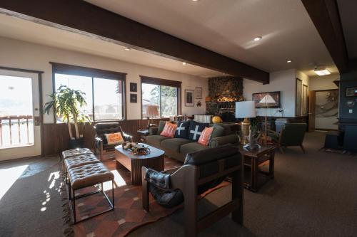 un salon avec un canapé, une table et des chaises dans l'établissement Glen Ayr Resort, à Hoodsport