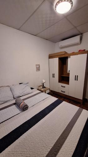 En eller flere senge i et værelse på Hidden House