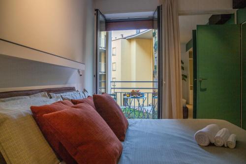 Un dormitorio con una cama con dos toallas encima. en Navigli - LeoBrothers - Alzaia Naviglio Pavese 8, en Milán