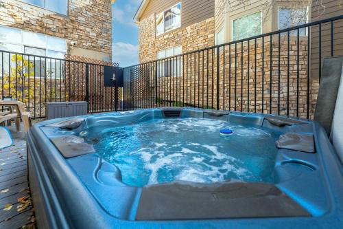 Bazén v ubytování 2 Bedroom Hot Tub Fireplace Walk to Lake Dillon nebo v jeho okolí