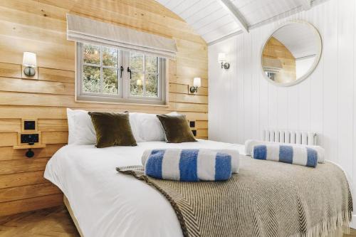 A bed or beds in a room at Nestledstays - The Grove