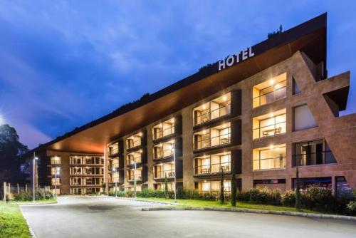 a building with a hotel sign on the side of it at Suites - Llanogrande in Rionegro