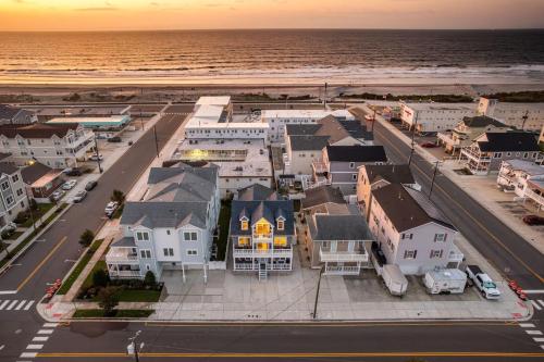 una vista aérea de una pequeña ciudad junto al océano en 1 Block to Beach Stylish Gem Towel and Linen Service, en North Wildwood