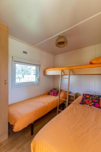 two bunk beds in a room with a window at Casita Campo 15 minutos Aeropuerto Ifema y Plaza Castilla in Madrid