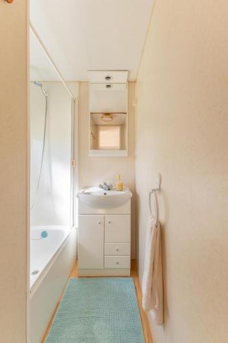 a bathroom with a sink and a shower and a tub at Casita Campo 15 minutos Aeropuerto Ifema y Plaza Castilla in Madrid