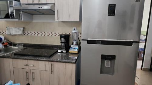 Η κουζίνα ή μικρή κουζίνα στο The Acapulco Apartment with Beach Club