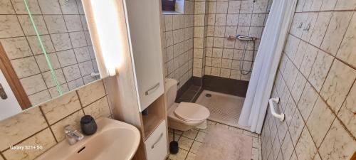 a small bathroom with a toilet and a sink at Casaba Suite 1-110qm-3 Rooms-Free Private Parking-House with garden in Hannover