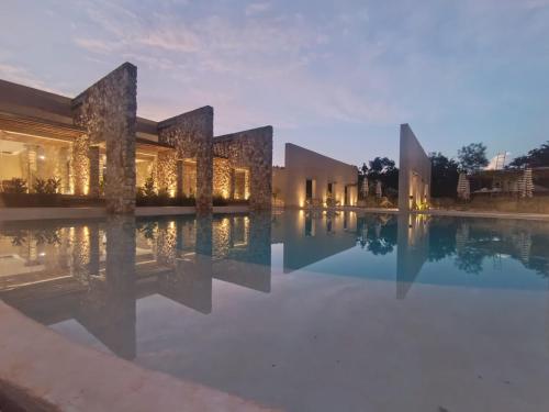 Bazén v ubytování LJs Chichikan Eco Luxury Retreat nebo v jeho okolí