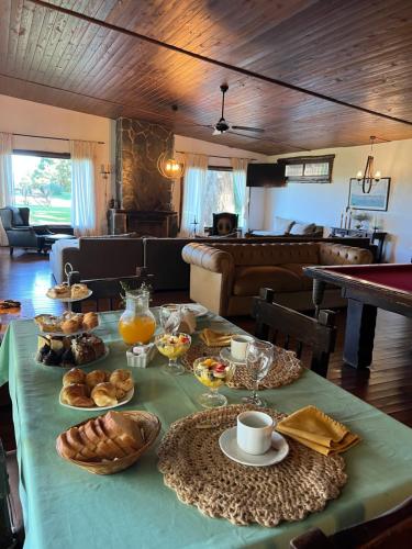 Una mesa con comida y pan en una habitación. en Estancia San Mateo, en San Miguel del Monte