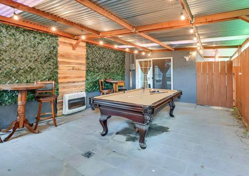 un patio con mesa de billar en Spacious Family Getaway with Grill Firepit and Patio, en San Ysidro
