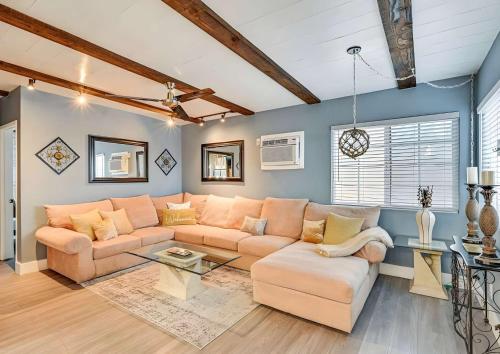 una sala de estar con un sofá y una mesa en Spacious Family Getaway with Grill Firepit and Patio, en San Ysidro