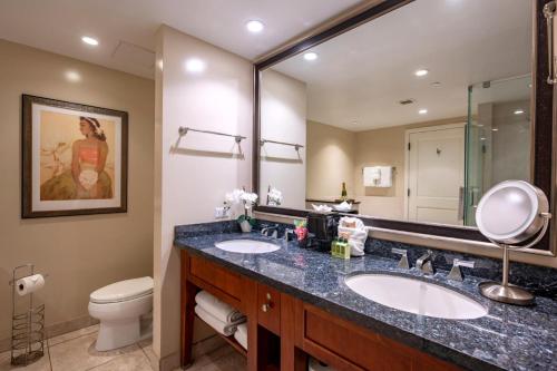 une salle de bain avec deux lavabos et un WC et un miroir dans l'établissement Honua Kai 3 Free Rental Cars KBM Resorts X X L Lanai 3 Units 5 Bedrooms HK ML-1113, à Kaanapali Airport