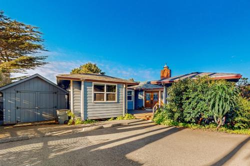 een klein blauw huis met een garage ervoor bij Headlands Cove - Retreat in Mendocino