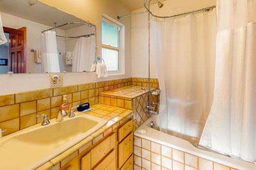 un baño con lavabo y ducha en Headlands Cove - Retreat, en Mendocino