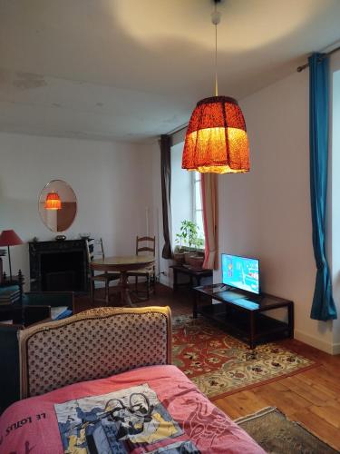 TV a/nebo společenská místnost v ubytování Villa Pronzat