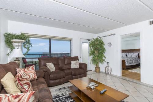una sala de estar con un sofá y una mesa en Sweeping 10th Floor Views Up to 10 Beachfront, en South Padre Island