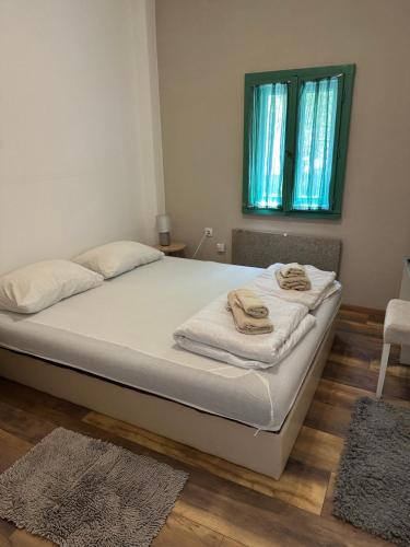 a bedroom with a bed with towels on it at Prenoćiste Casa Bella & Nova in Palić