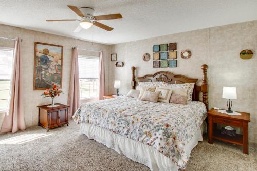 Ένα ή περισσότερα κρεβάτια σε δωμάτιο στο Quiet Family Home in Headland with Games and Yard