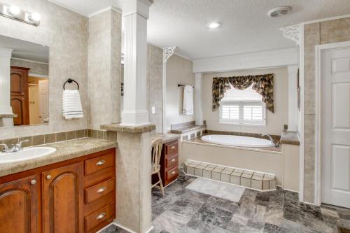 Ένα μπάνιο στο Quiet Family Home in Headland with Games and Yard