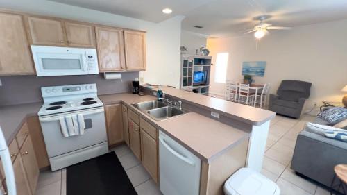 Kuchyň nebo kuchyňský kout v ubytování EZ Access 1st Floor 5 mins to Beach Pool